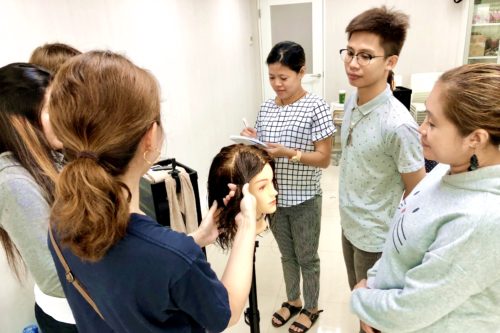 ヘアー部門で手本を見せている様子